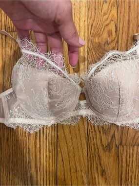 Victoria’s Secret Nude Ivory Lace Push-Up Bra 32C very sexy